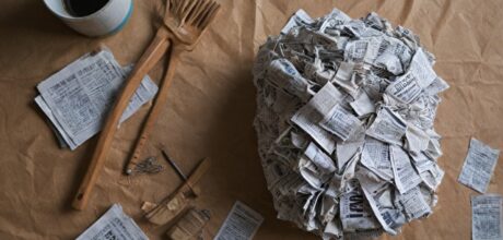 Reutilização de jornais: dicas para forro, limpeza e artesanato